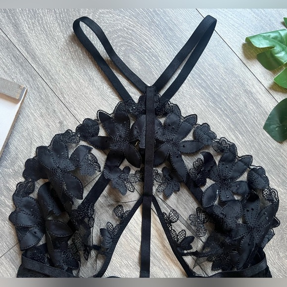 Victoria's Secret Unlined Floral Embroidered Cutout Lace Teddy Bodysuit S NWT! - Picture 5 of 11